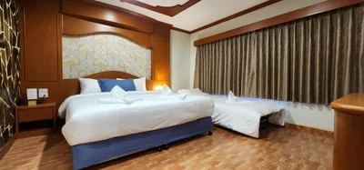 디럭스 트리플룸 — Arya Suites Patong Beach